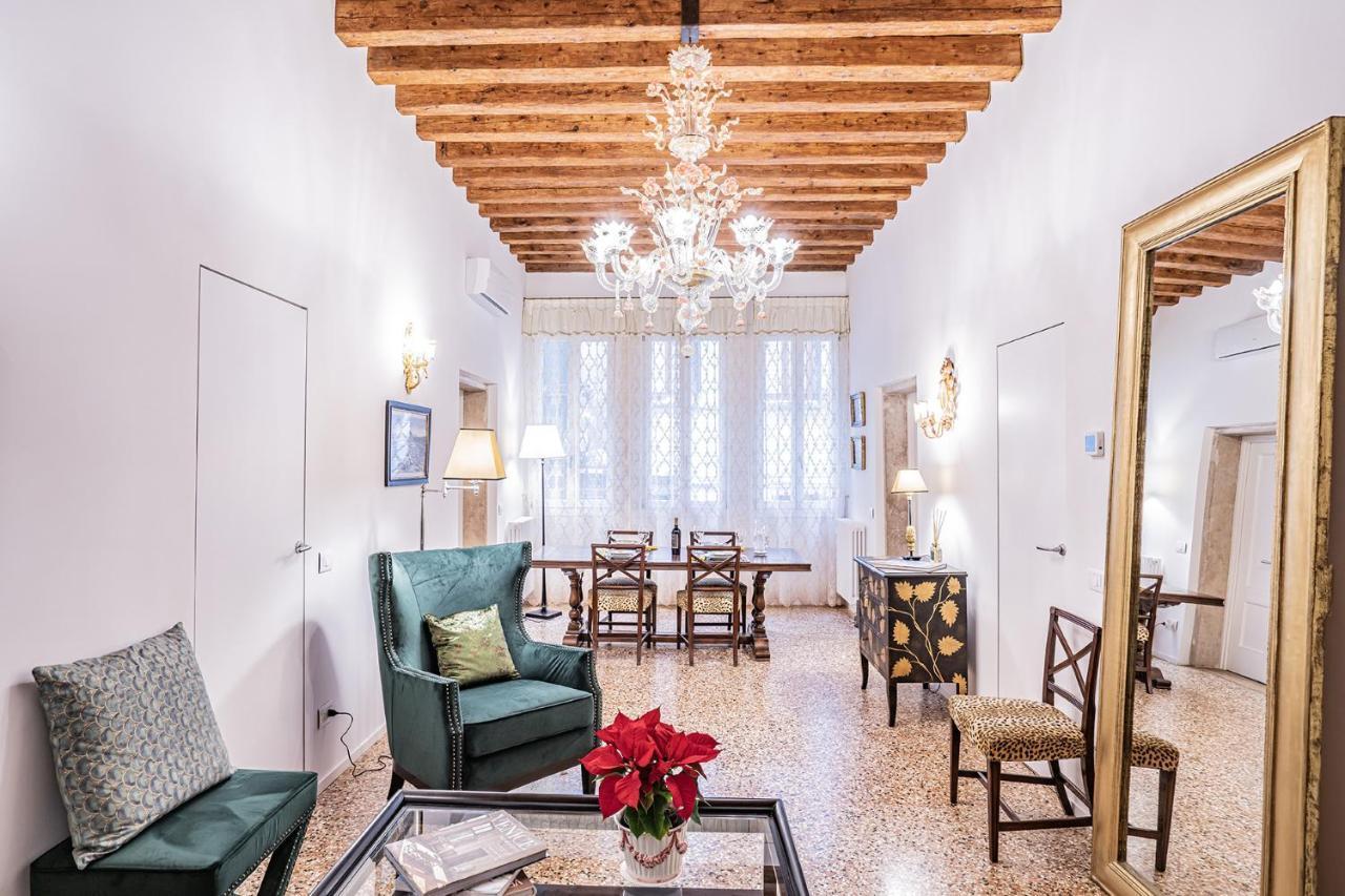 Ca' San Beneto Completely Refurbished in a Fabulously Central Area