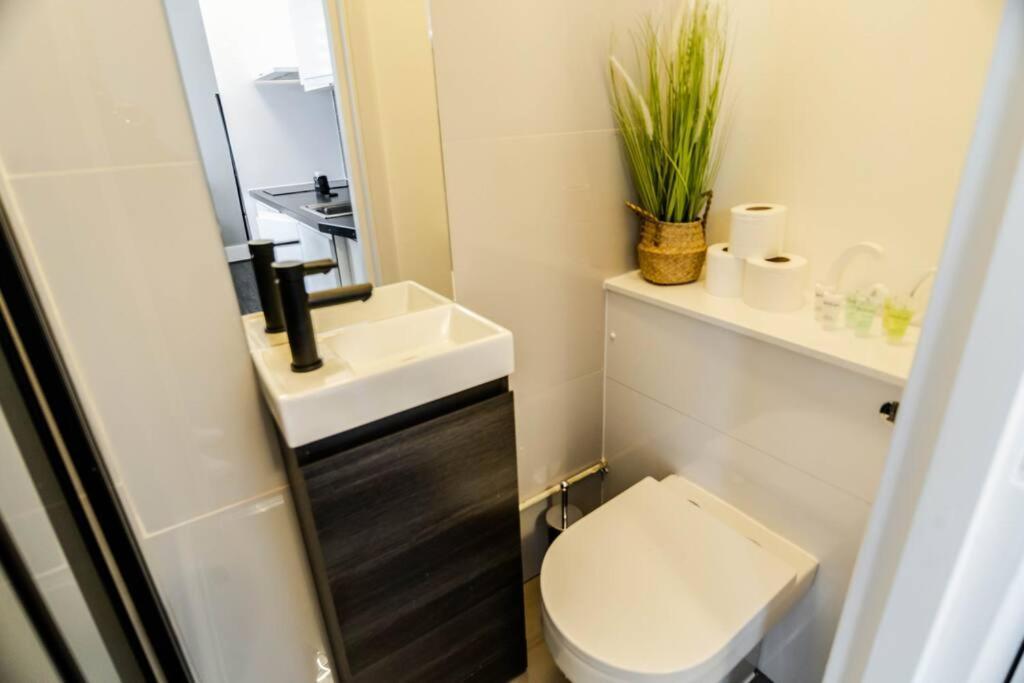 Charming Studio Retreat I1bed1bath Haven in London 1