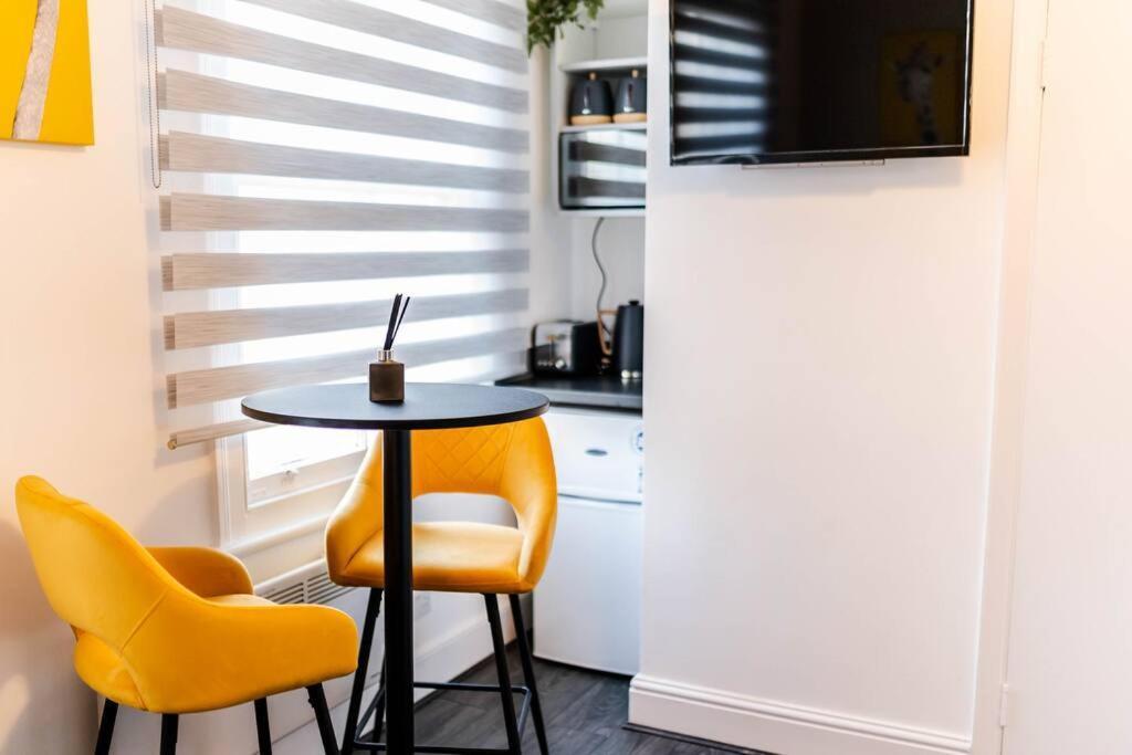 Charming Studio Retreat I1bed1bath Haven in London 2