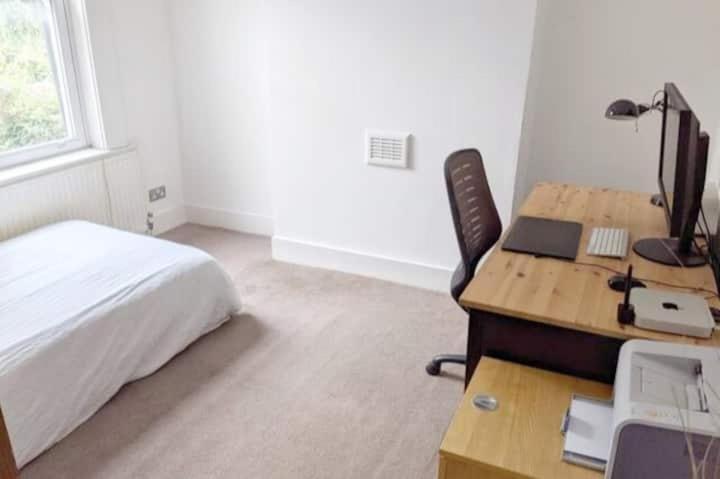 Lovely 2 Bed Gem in Plaistow W/ Office & Treadmill 1