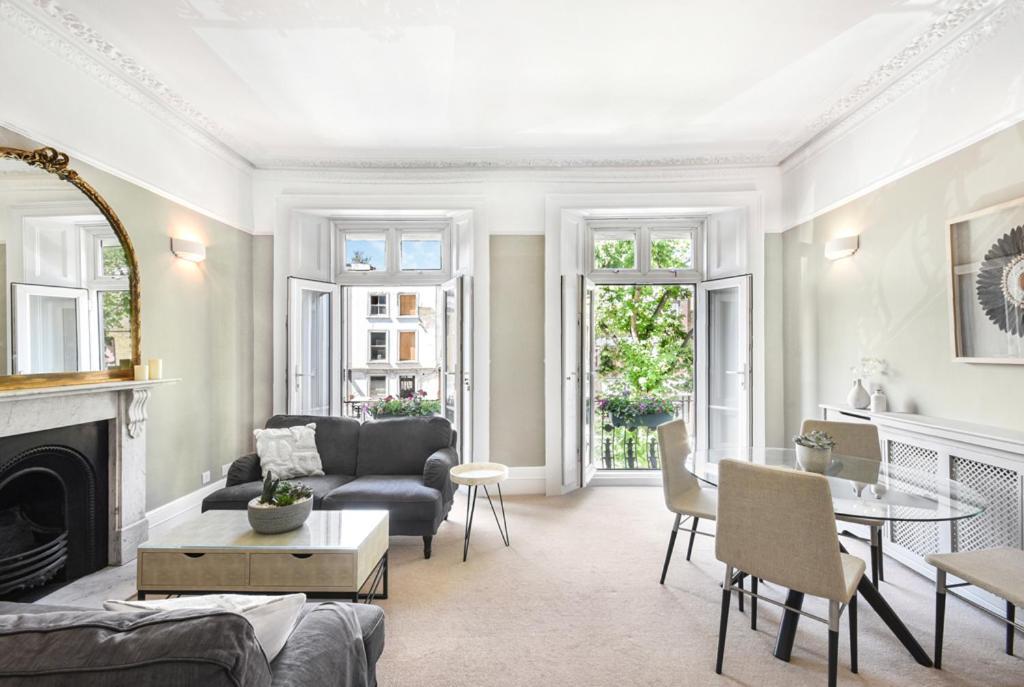 Lovely Large 1 Bed Renovated Flat W Balcony & 600mb Wifi