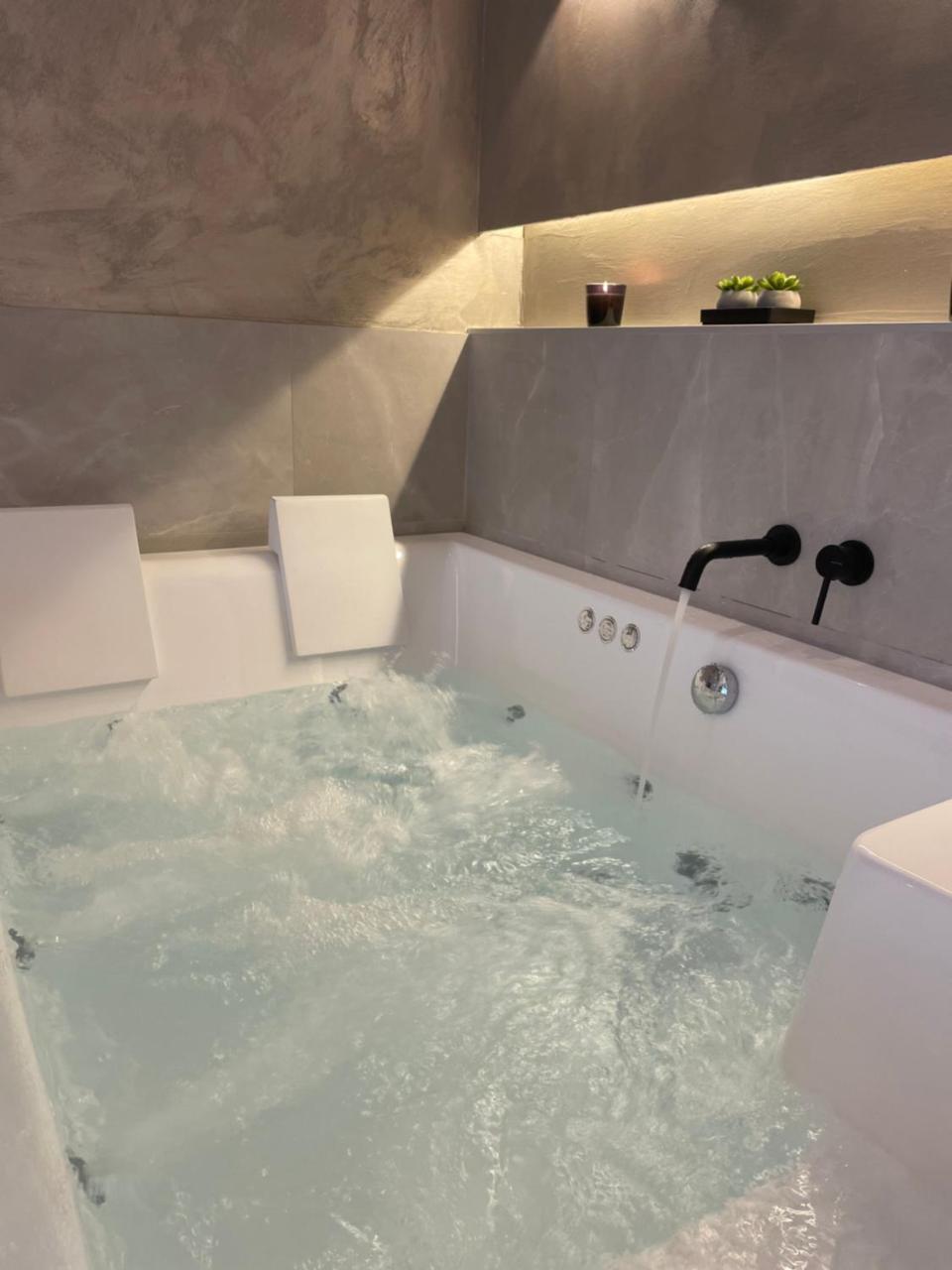 Jacuzzi Suite Ladadika 1