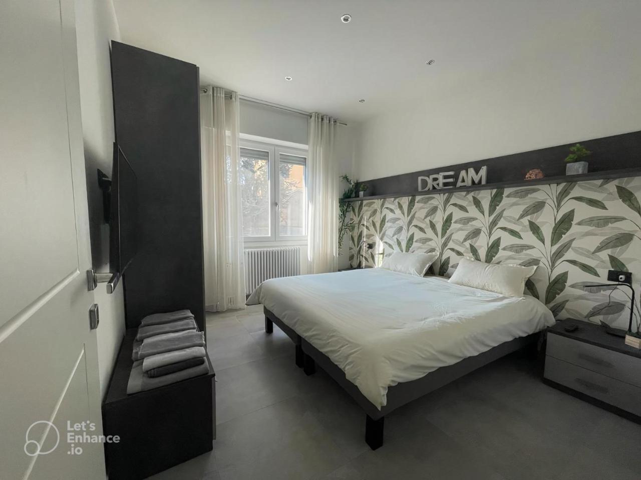 R39 Modern Apartment with Private Parking