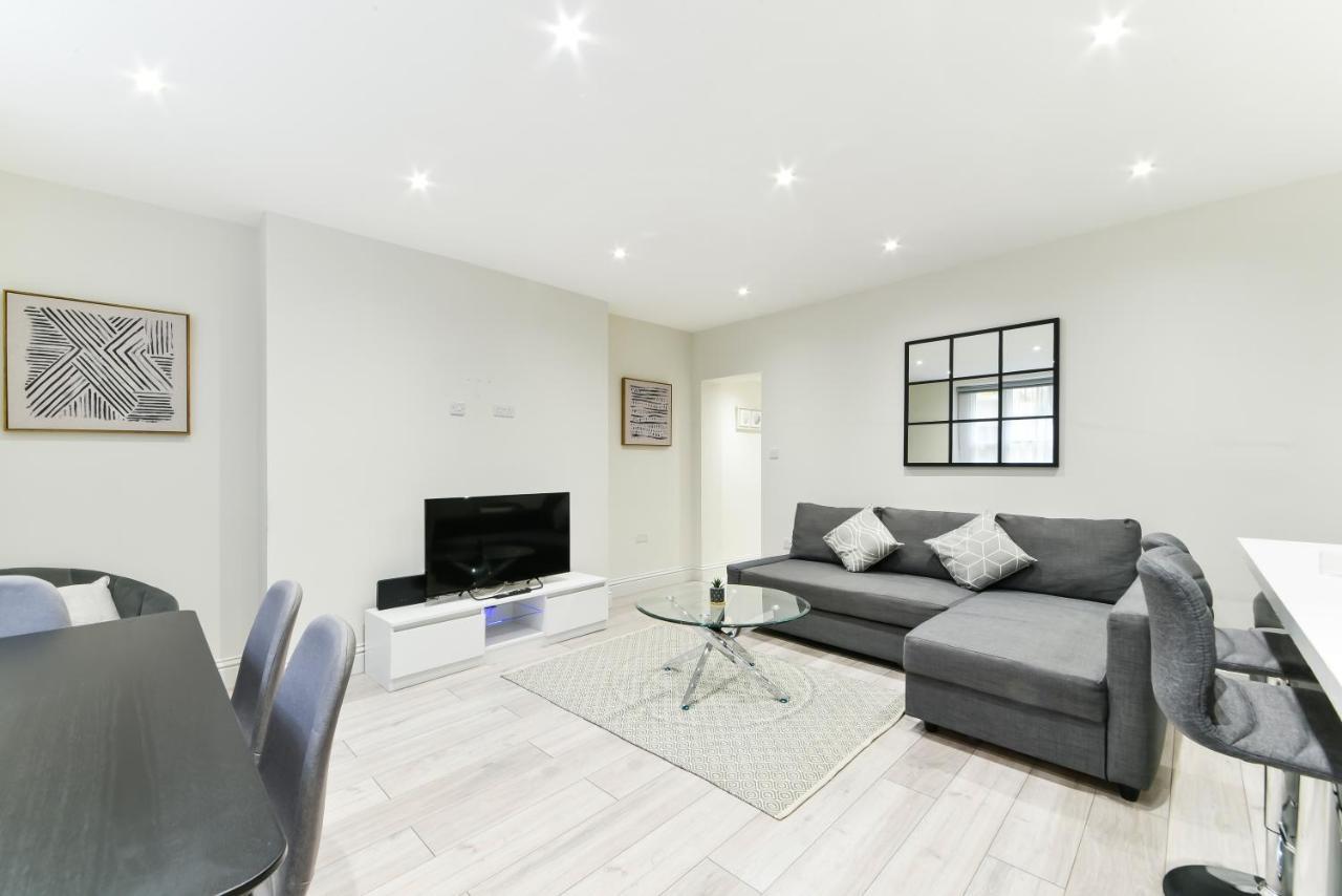 Chic Apartment by Hyde Park 1