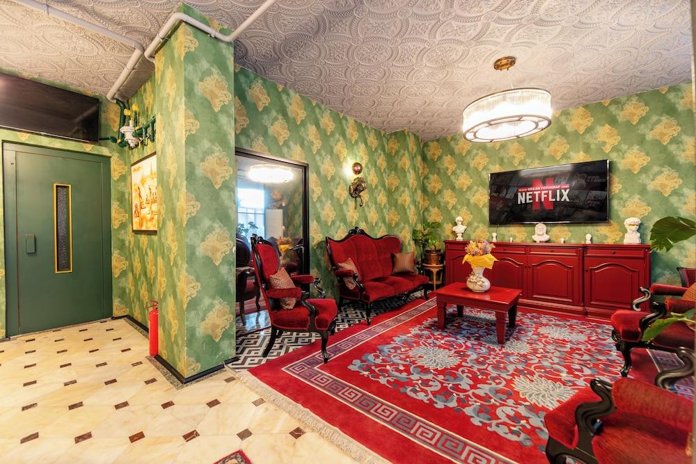 Hexa Suites Hotel