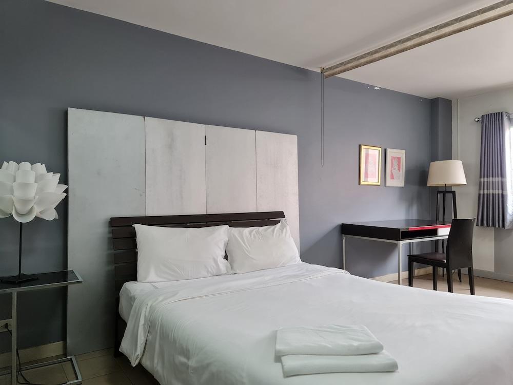 Sathorn Terrace Apartment