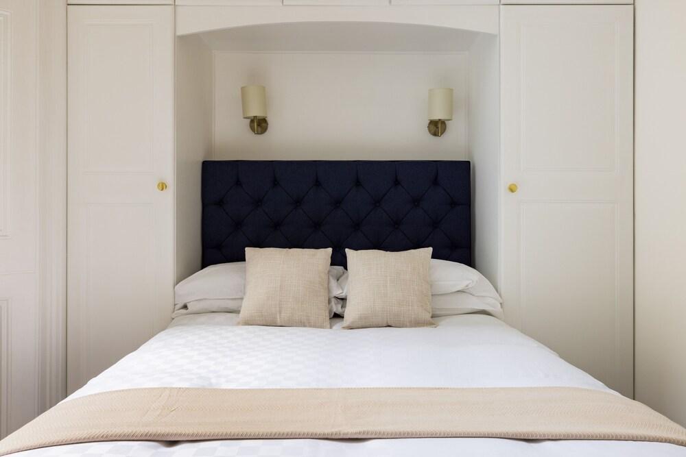 Luxury 2-Bed Apartment in Knightsbridge 2