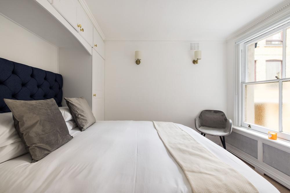 Luxury 2-Bed Apartment in Knightsbridge 1