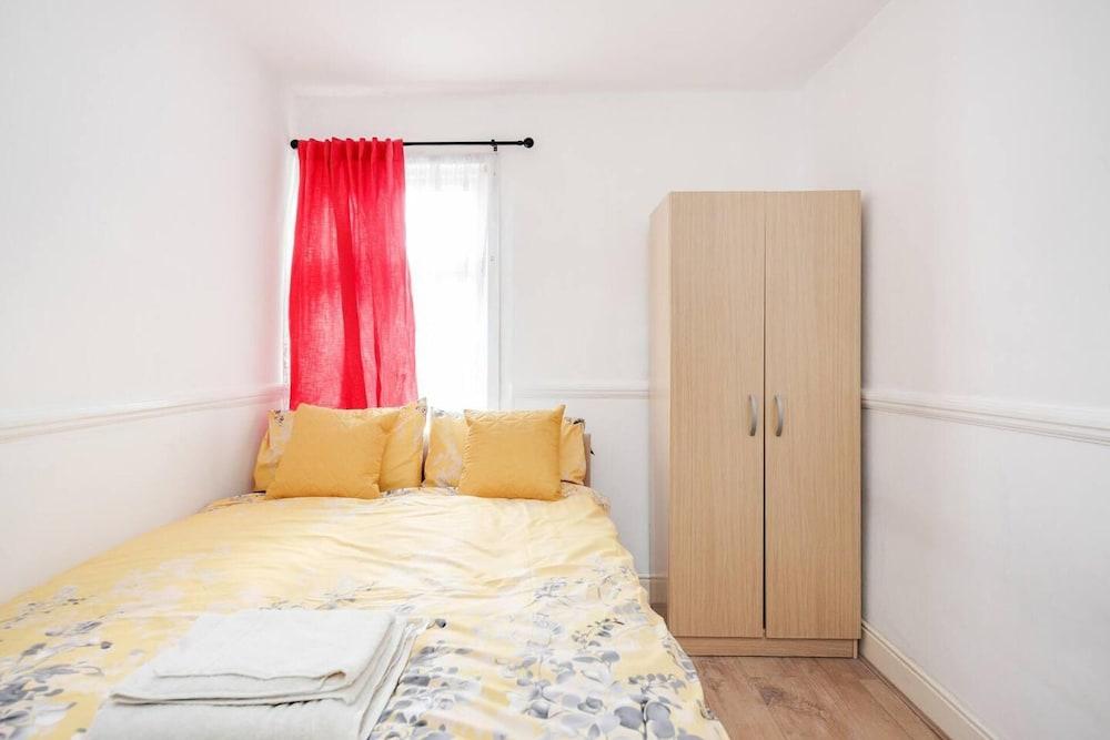 Impeccable And Welcoming 3-Bed House in London 2