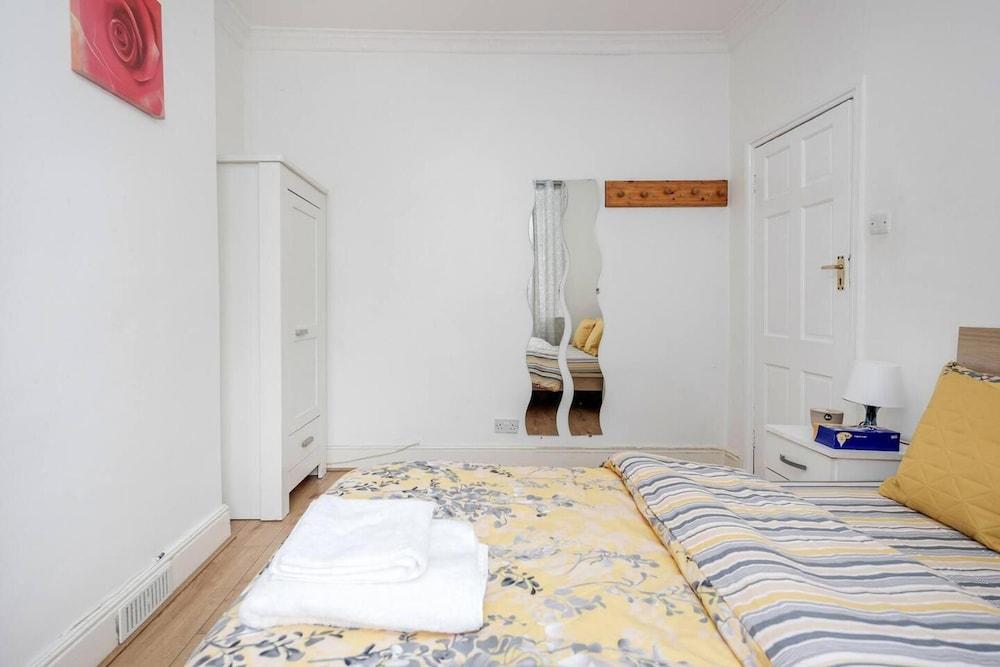 Impeccable And Welcoming 3-Bed House in London 1