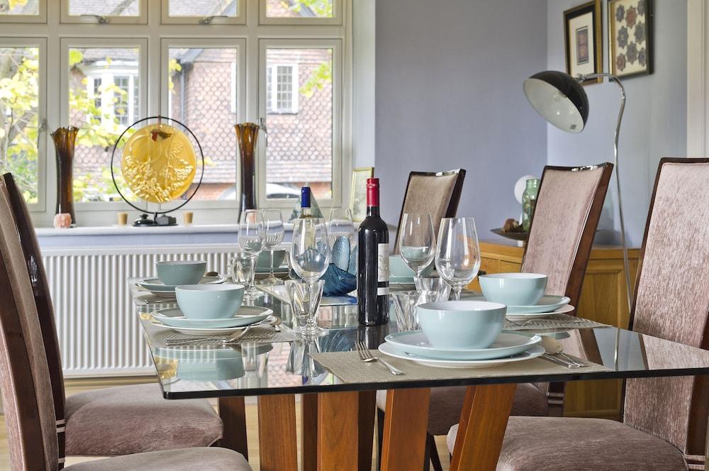 Delightful Apartment in Prime Location Near Hampstead Heath by Underthedoormat 2