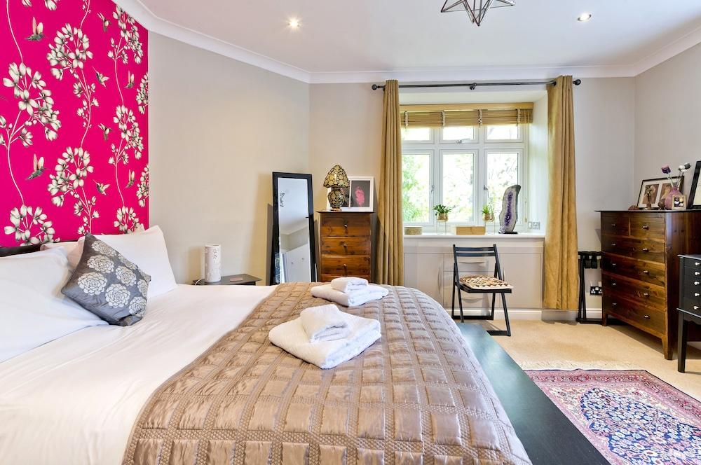 Delightful Apartment in Prime Location Near Hampstead Heath by Underthedoormat