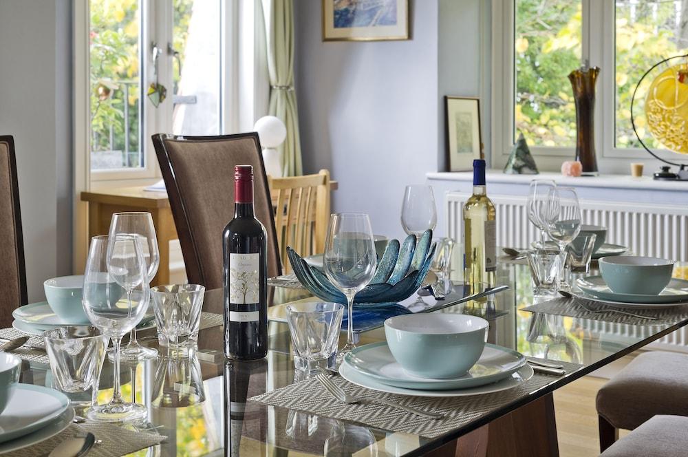 Delightful Apartment in Prime Location Near Hampstead Heath by Underthedoormat 1