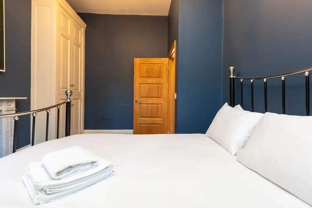Charming 2 Bedroom House in Angel