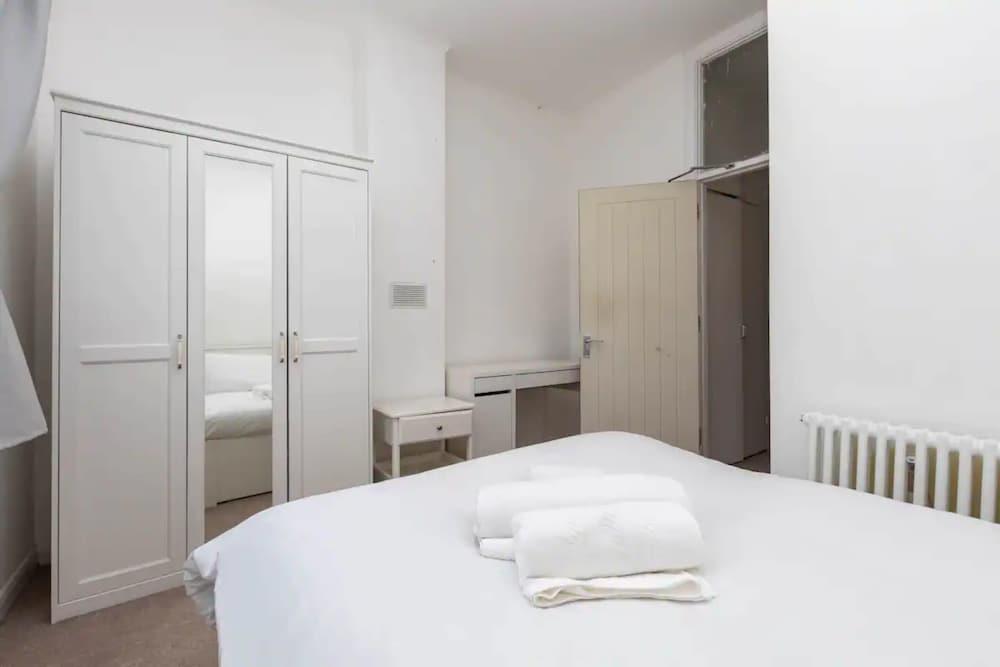 Spacious 5 Bedroom Home in Camden 2