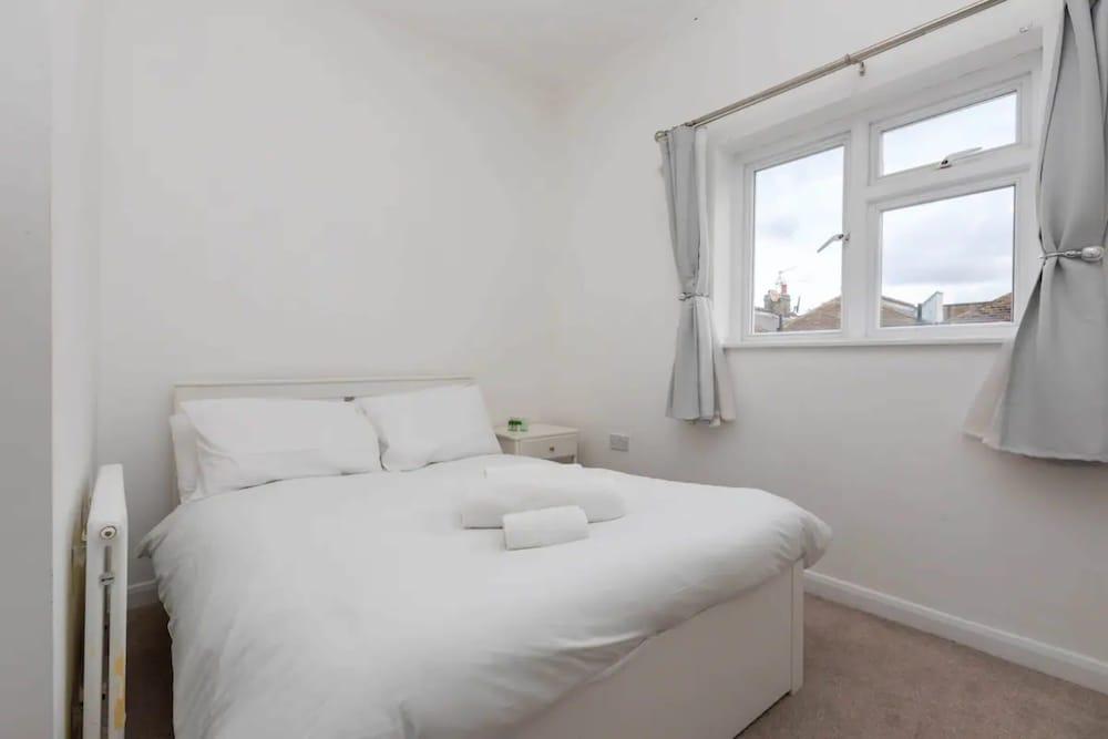 Spacious 5 Bedroom Home in Camden