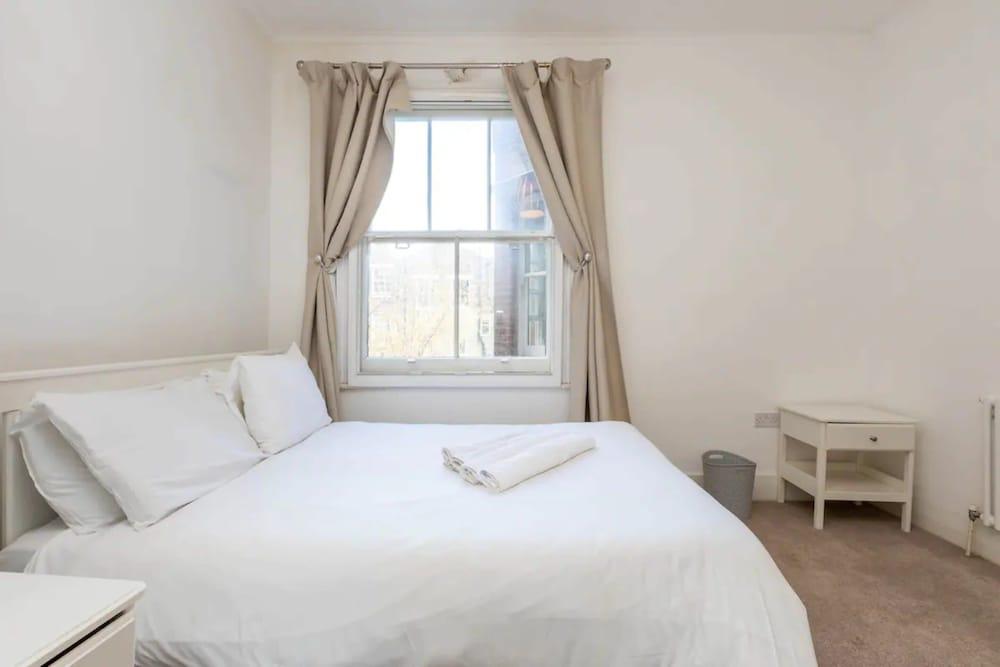 Spacious 5 Bedroom Home in Camden 1
