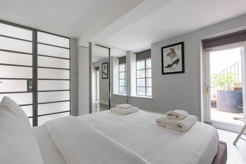 Stylish 2 Bedroom Converted Victorian Storefront