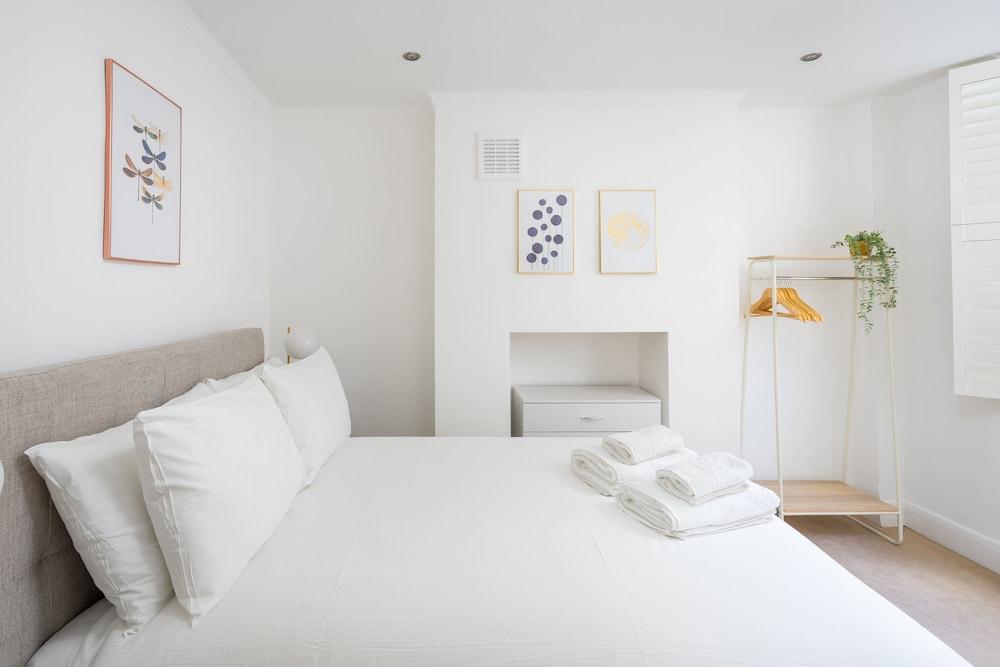 Joivy Chic & Modern 2-Bed Flat W/ Patio in Pimlico 1