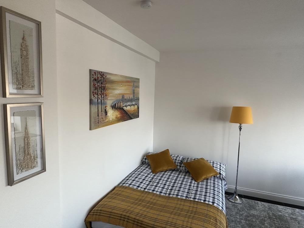 Beautiful Quality Apartment in Camden 2