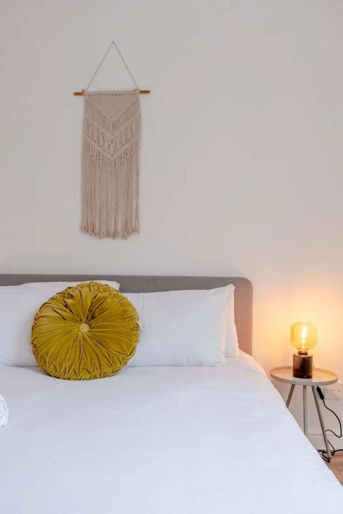 Charming 2 Bedroom in Hackney 1