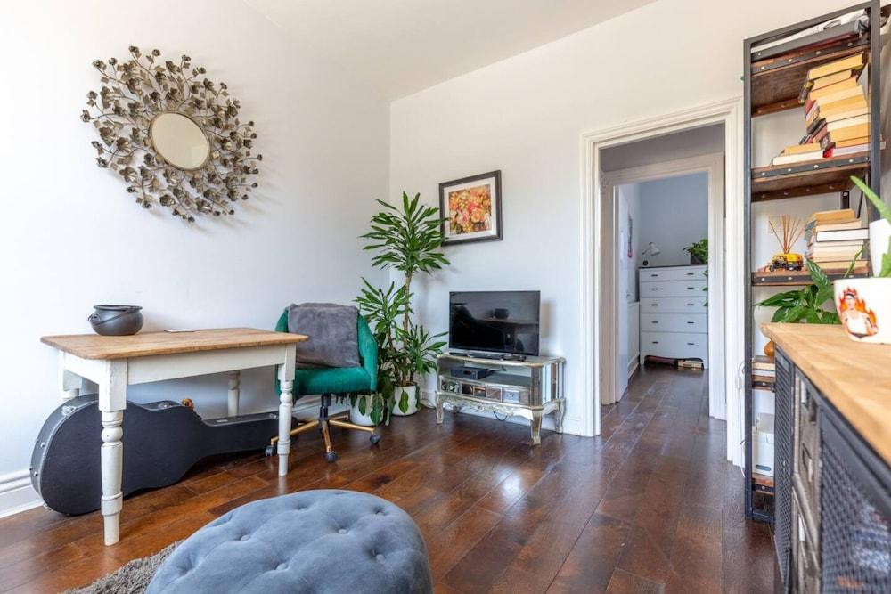 Cheerful 1 Bedroom Flat in the Heart of North London 2