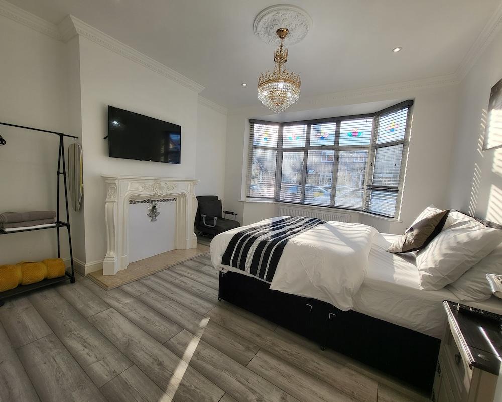 Grand Exclusive 2 Bed Apartment - London 1