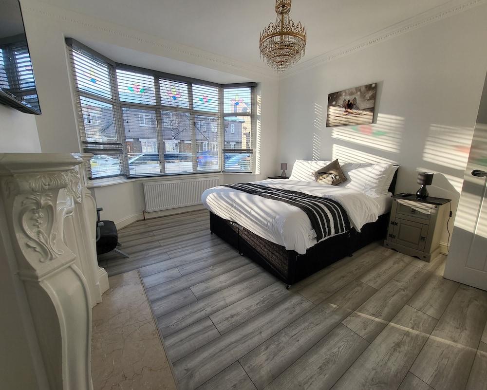 Grand Exclusive 2 Bed Apartment - London 2