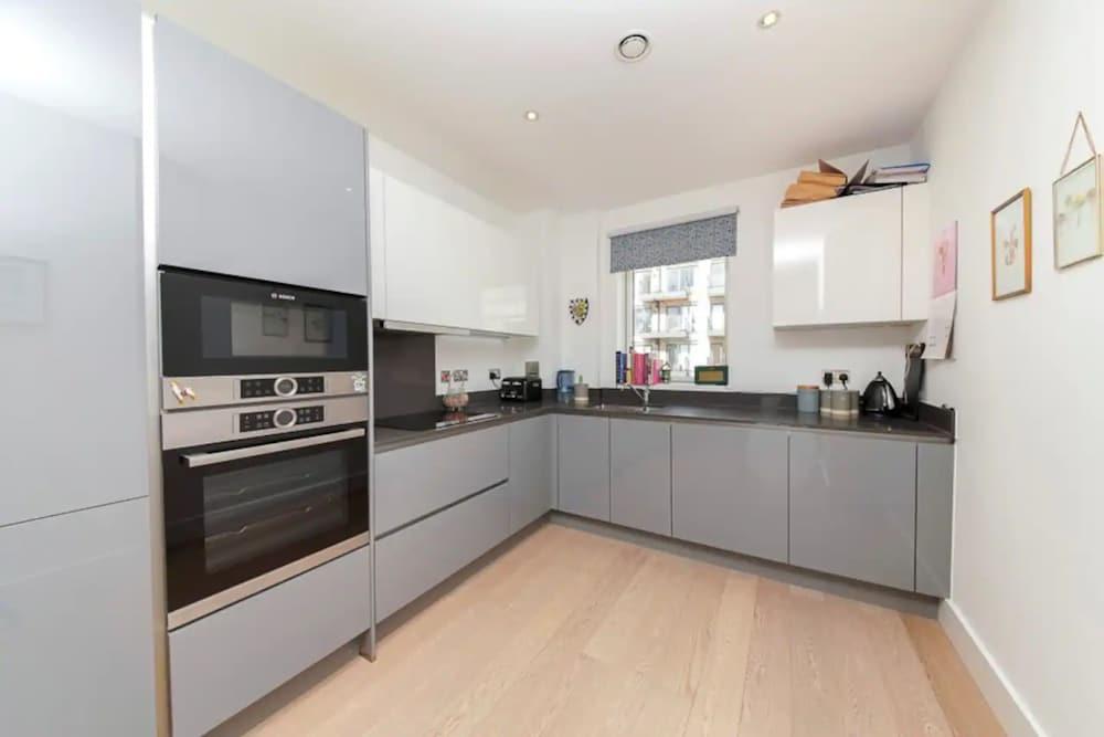 Modern 2 Bedroom Flat in East London 2