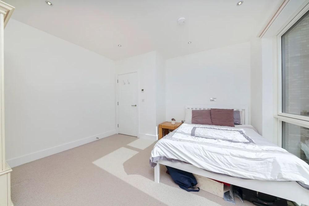 Modern 2 Bedroom Flat in East London 1