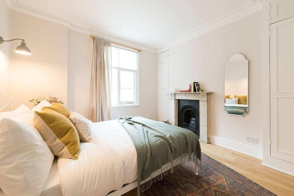 Beautiful 5 Bedroom Home with Garden in South Kensington 1