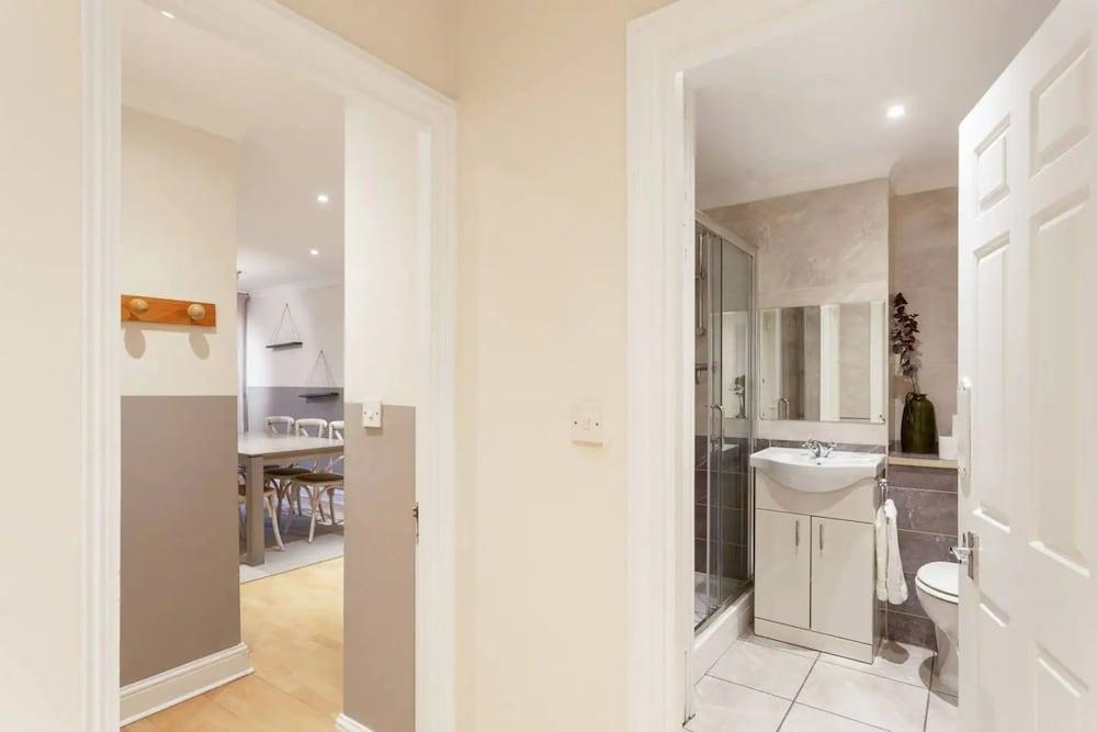 Beautiful 5 Bedroom Home with Garden in South Kensington 2