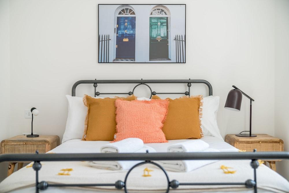 Joivy Spectacular 3-Bed Flat Near Holland Park 1