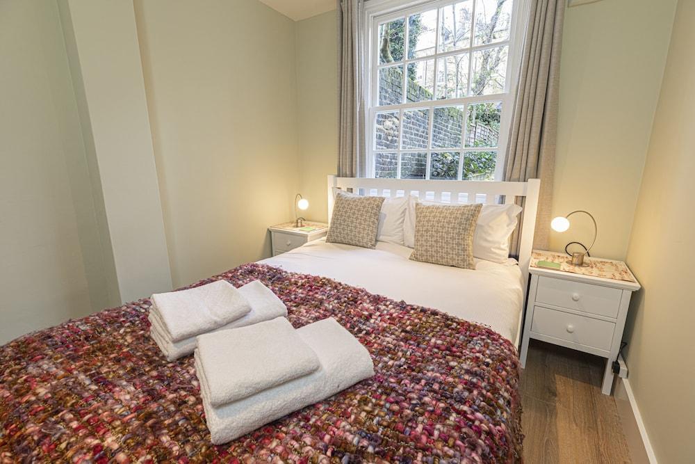 Joivy Stylish 2 Bed Flat in Notting Hill 2