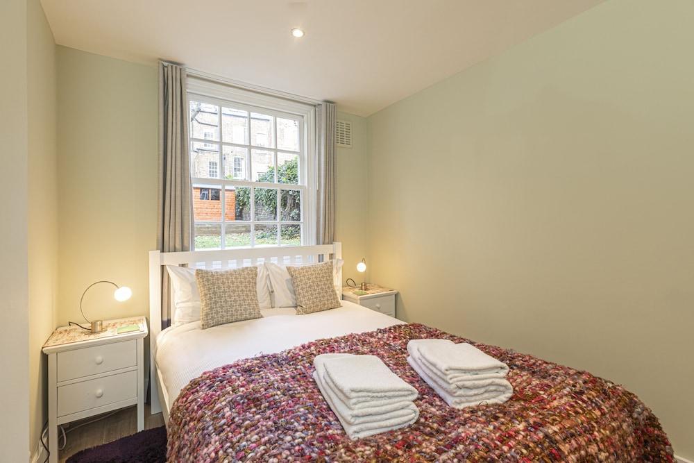 Joivy Stylish 2 Bed Flat in Notting Hill 1
