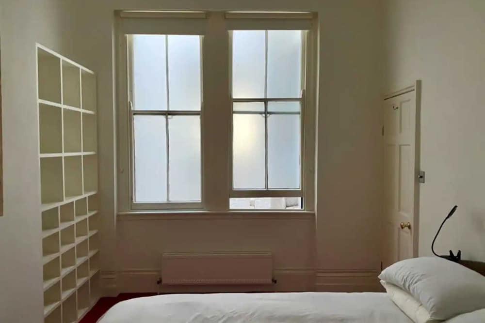 Spacious 2 Bedroom Flat in Central London 1