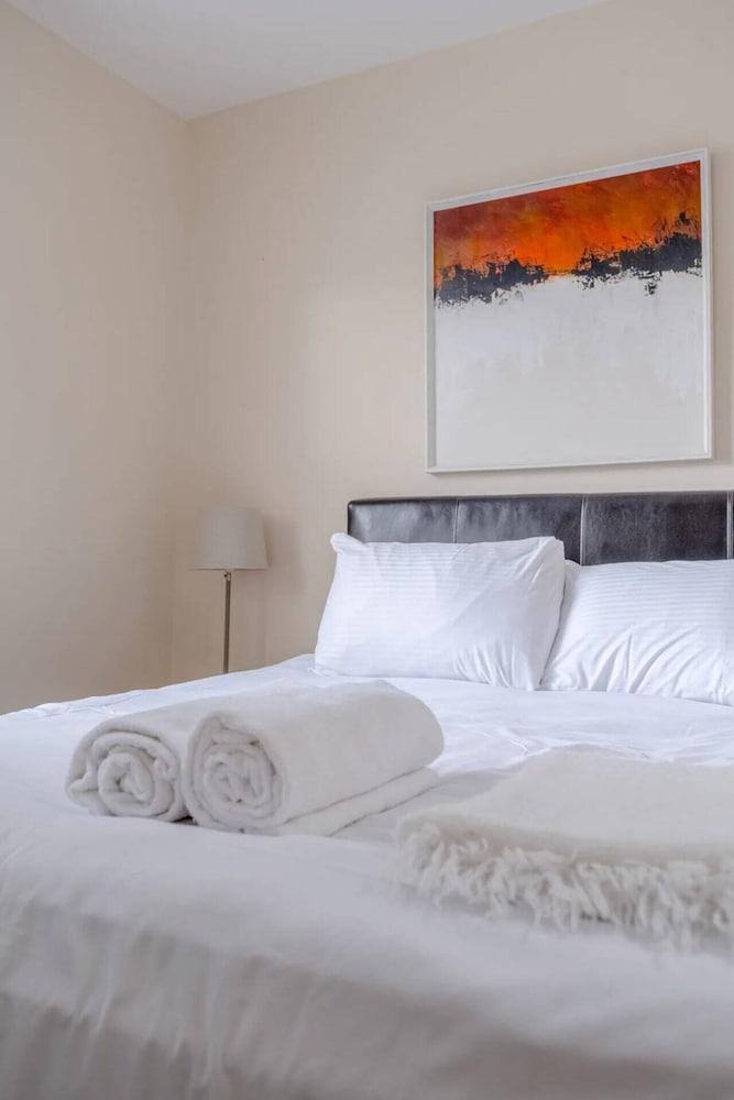 Lovely 2 Bedroom Apartment with Great Transport Links 1