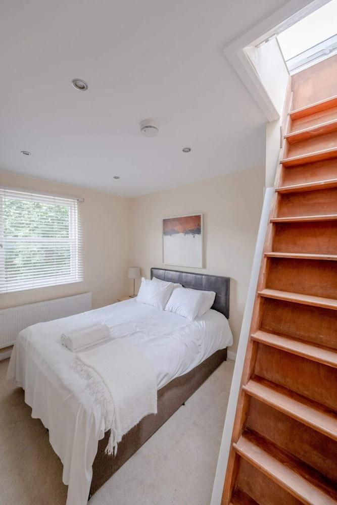 Lovely 2 Bedroom Apartment with Great Transport Links 2