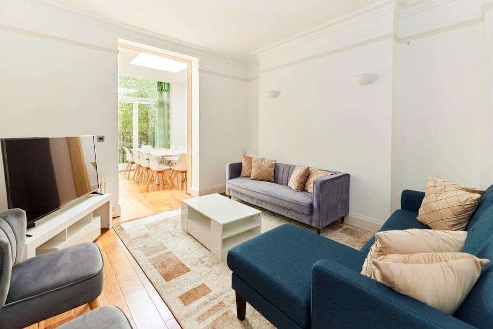 The Woolwich Retreat - Enticing 5bdr House with Parking