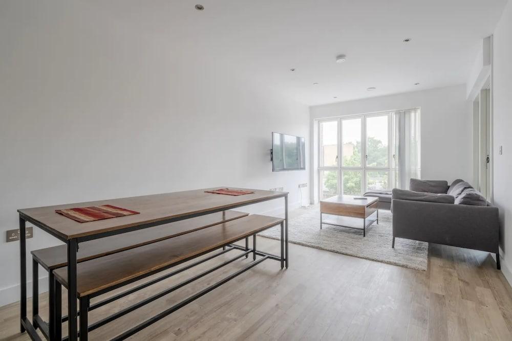 Modern 2 Bedroom Flat in Hackney 2