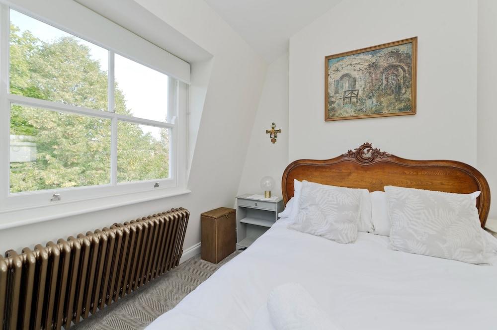 Spacious Family House with Garden Near Battersea Park by Underthedoormat 1