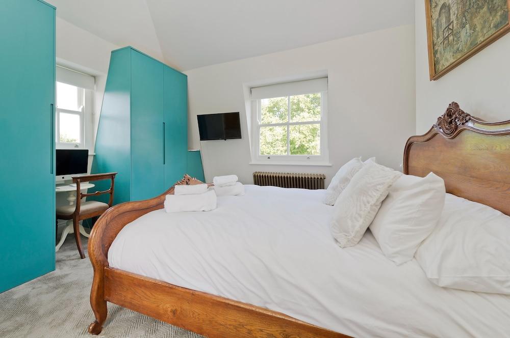 Spacious Family House with Garden Near Battersea Park by Underthedoormat 2
