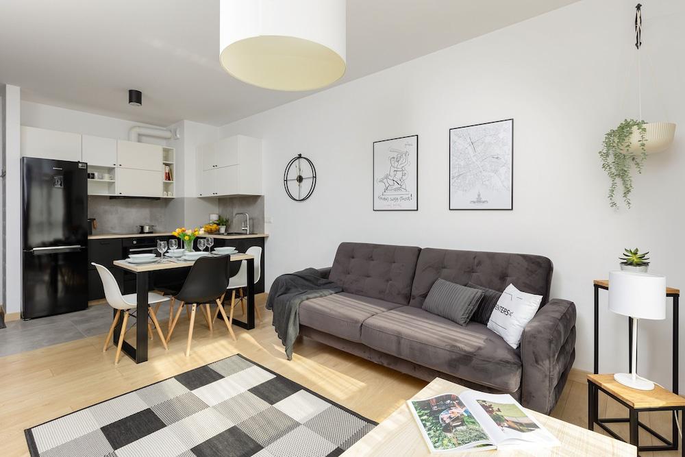 Warsaw Glebocka Apartment by Renters