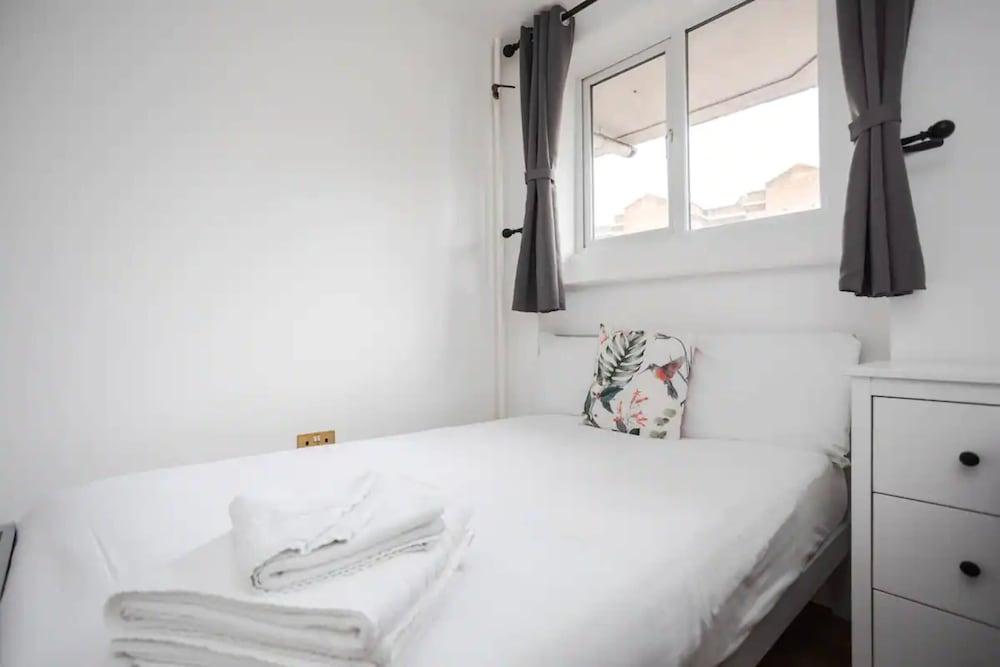 Spacious 4 Bedroom Apartment in Bethnal Green 2
