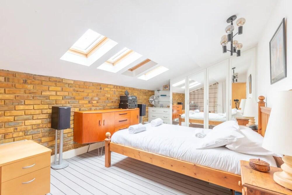Spacious 2 Bedroom Apartment in Converted Warehouse in Brixton 2