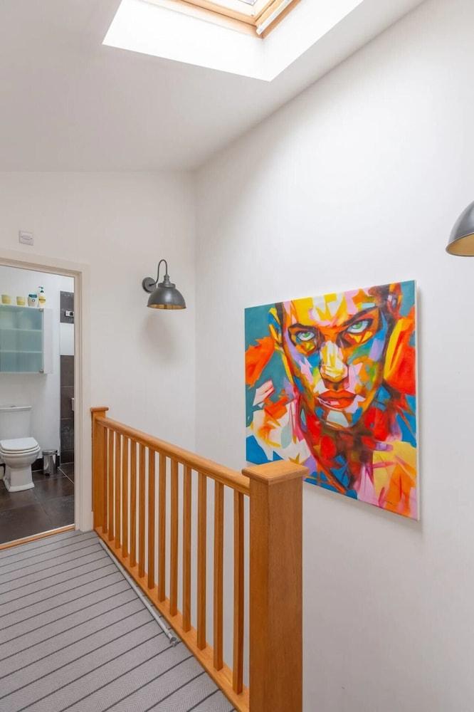 Spacious 2 Bedroom Apartment in Converted Warehouse in Brixton 1