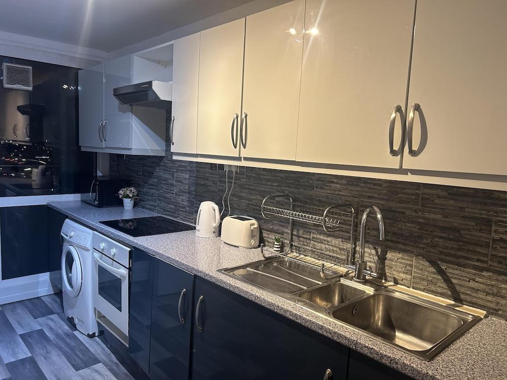 Private Family Flat Near Paddington And Royal Oak 1
