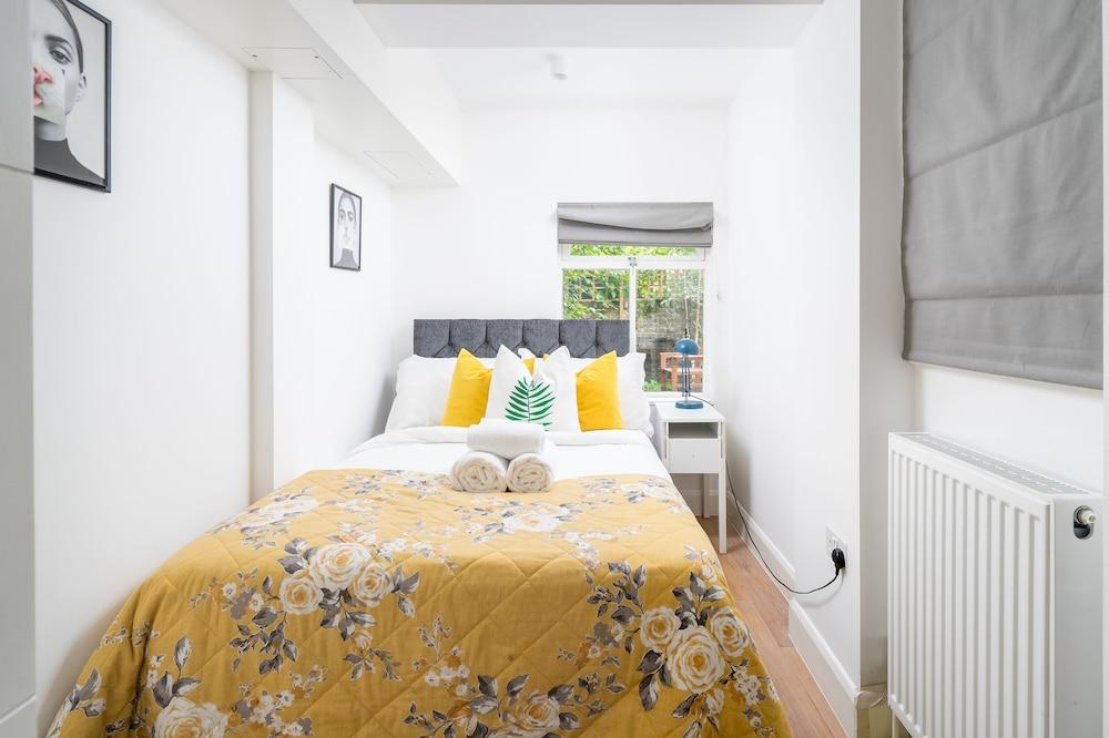 Joivy Stylish 2-Bed Flat W/ Private Garden in Notting Hill, 1
