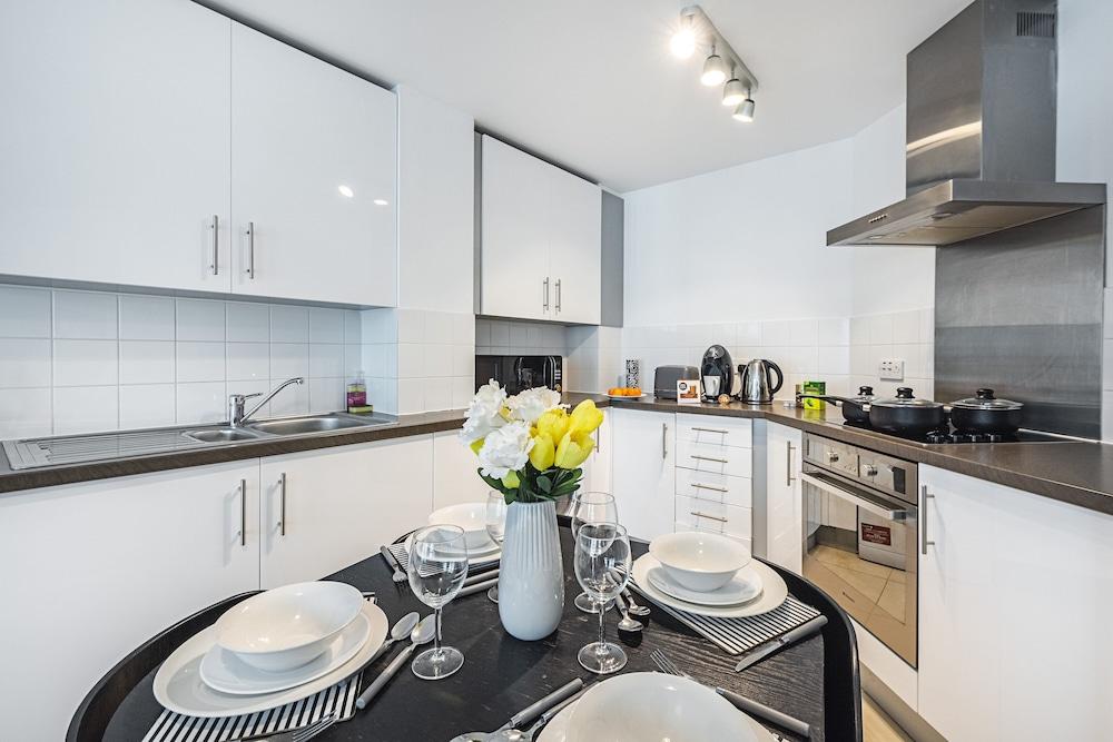 Av Stays Central London 2 Bedroom Riverside