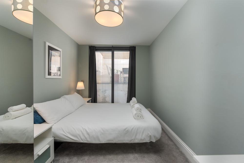 Attractive Apartment with Private Patio in Fashionable Fulham by Underthedoormat 1